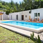 Petar Villa Svinisce